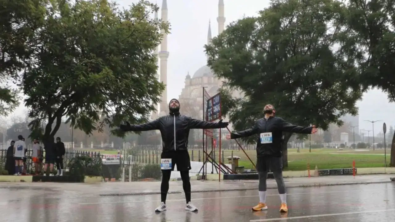 Adana’da 3 Bin Kişi Sağanak Dinlemeden Kurtuluş İçin Koştu 2